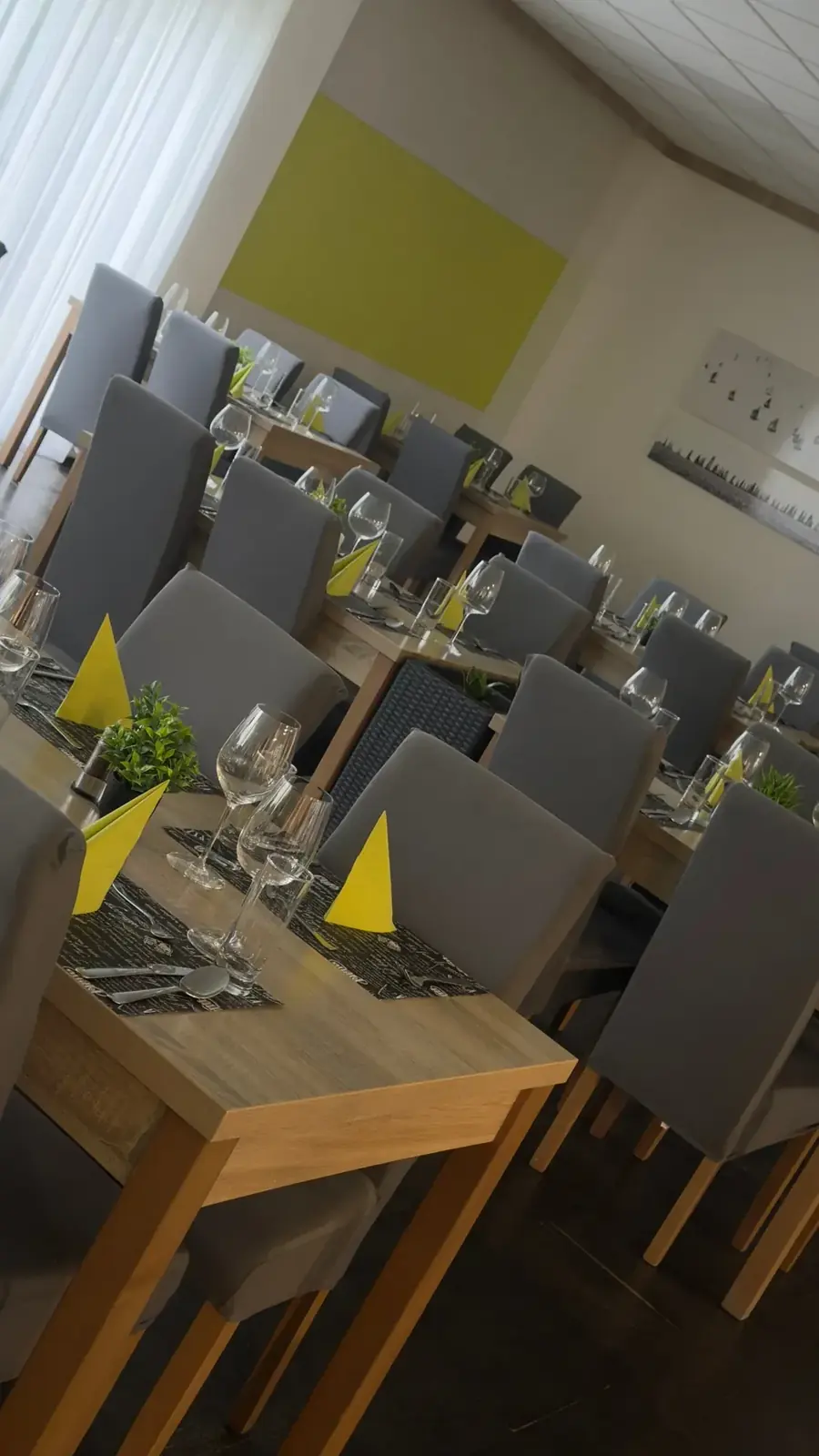 Gedeckter Tisch mit Weingläsern im Restaurant des Hotel Csopak