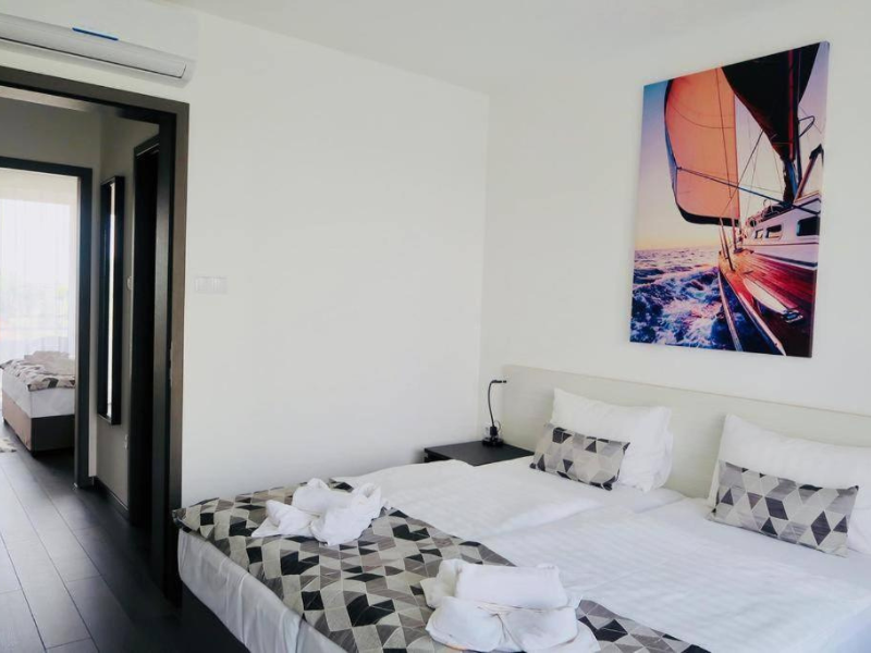 föépületi deluxe négyágyas szoba (3)