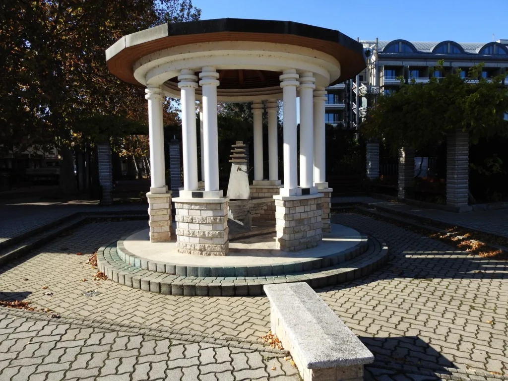 A strand főbejáratával szemben álló díszkút 1996-ban lett kiépítve a házasságkötés 950. évfordulójára. Érdekességek Csopak forrásai és kútjai: Vízvarázs a Balaton-felvidék szívében