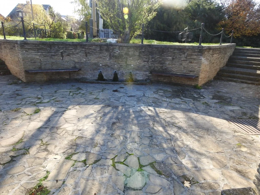 A Berekhát nyugati oldalán található névadója egy ősi fakád ("bödön") volt:
Csopak forrásai és kútjai: Vízvarázs a Balaton-felvidék szívében