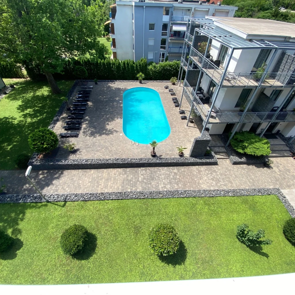 A Hotel Csopak kültéri medencéje felülről, napozóágyakkal