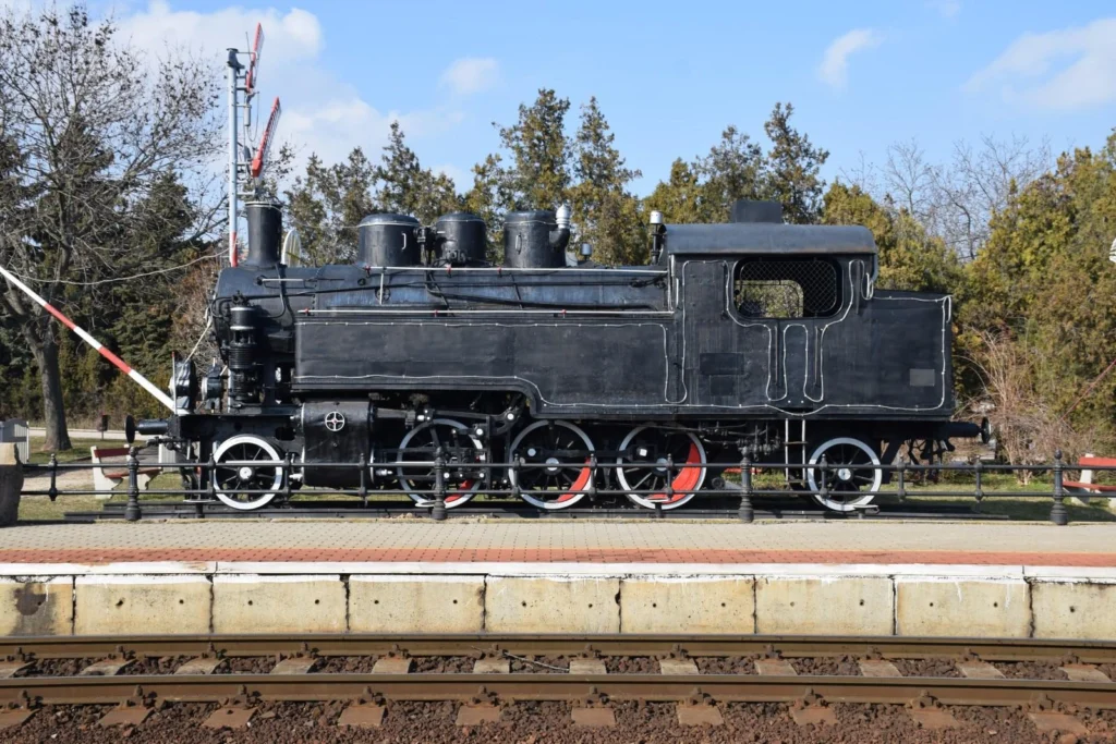 A 375-008-as pályaszámú gőzmozdony és történelmi állomásépület együtt varázsolja el a látogatókat egy olyan korba, amikor a vasút a fejlődés motorja volt