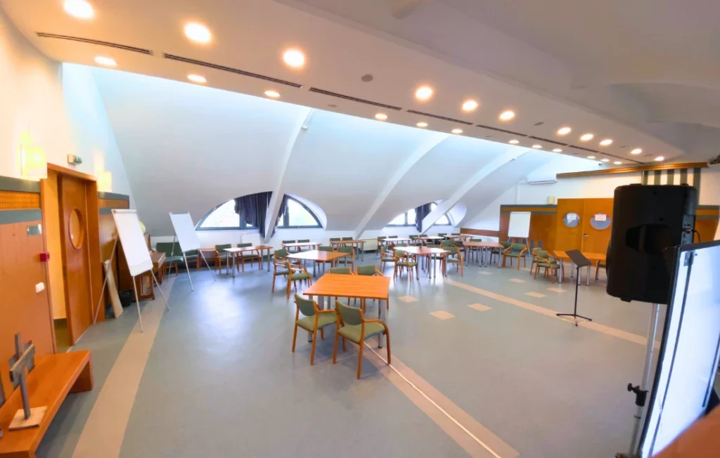 Hotel Csopak rendezvényterem Balaton panorámával, modern technikával, konferencia elrendezésben  Rendezvényterem bérlés Balaton partján Hotel Csopak