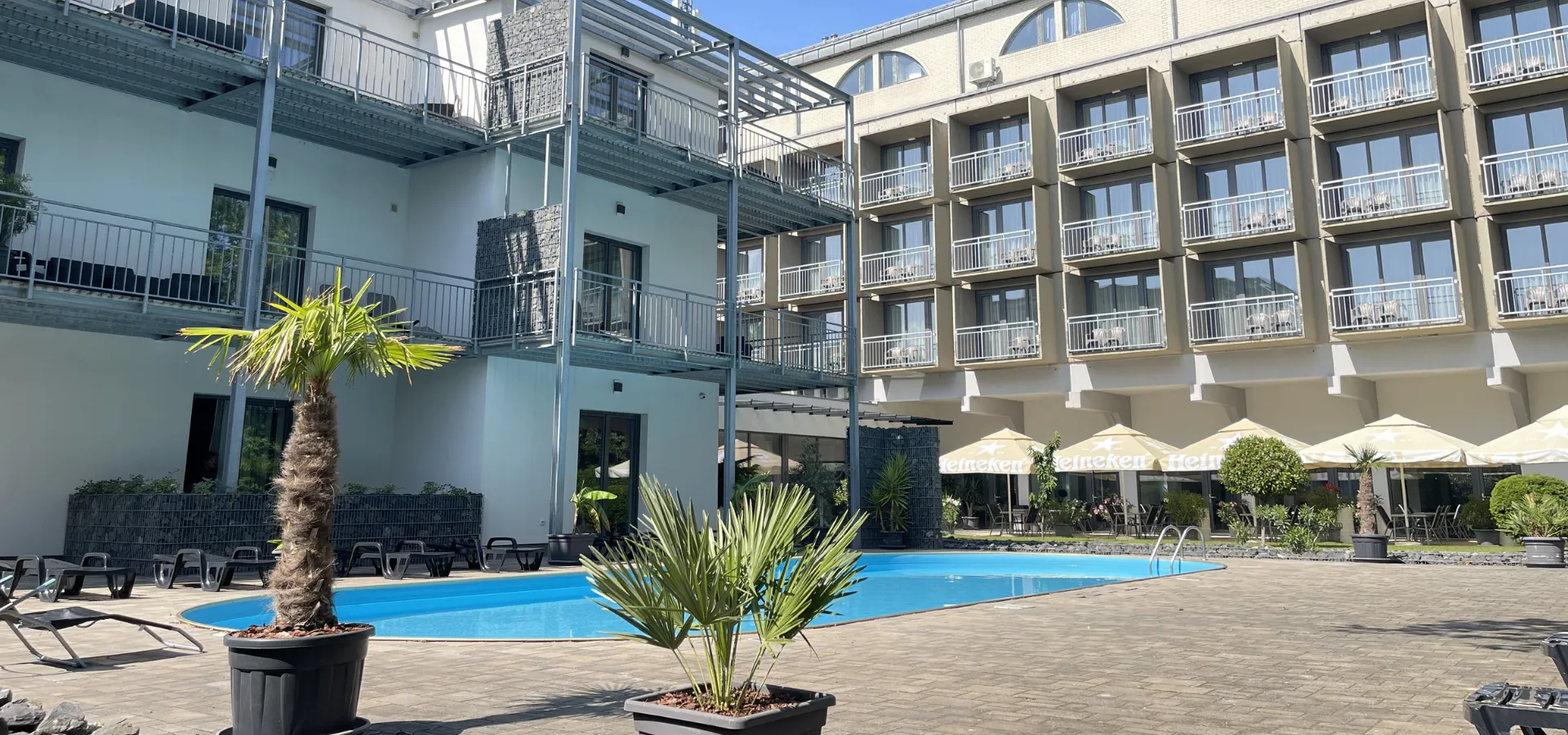 Hotel Csopak belső udvar medencével és erkélyes szobákkal